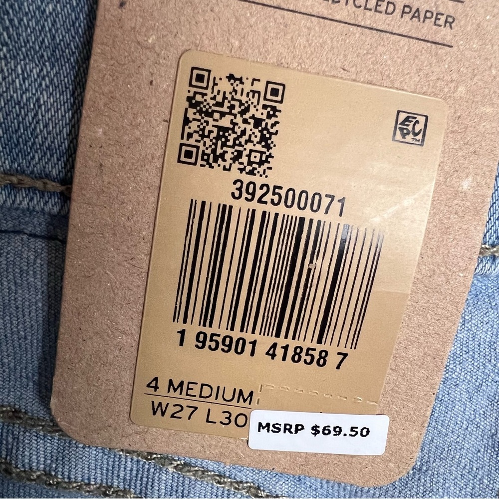 NWT Levi’s Classic Straight Fit Women’s Jeans Light Wash Size 27x30 (4) - Picture 8 of 13